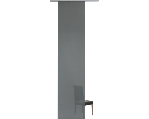 Schiebetür vor einem Stuhl