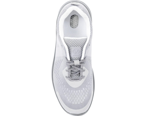 Detailansicht eines grauen Laufschuhs mit Schnürsenkeln.