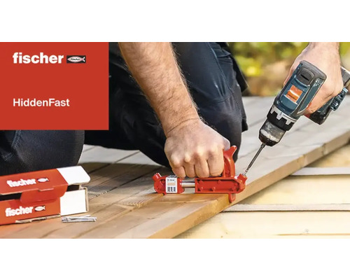 Mann befestigt Holzdiele mit dem Fischer HiddenFast System und einem Akkuschrauber