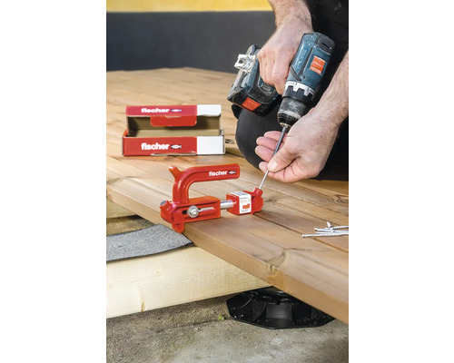 Montage einer Holzterrasse mit Terrassenbauschrauben, Terrassenfixierwerkzeug und einem Akkuschrauber