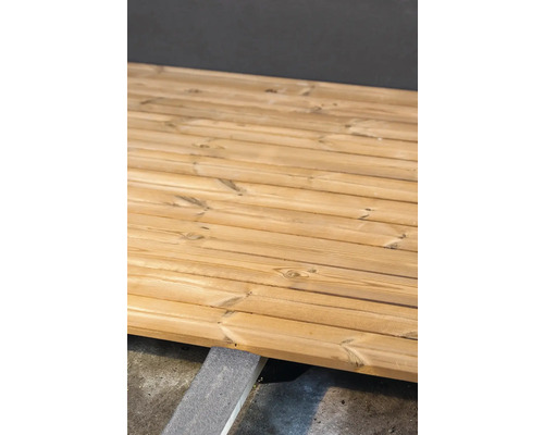 Verlegte Terrassendielen aus Holz