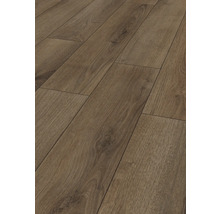 Verlegter Laminatboden imitiert Holzoptik.