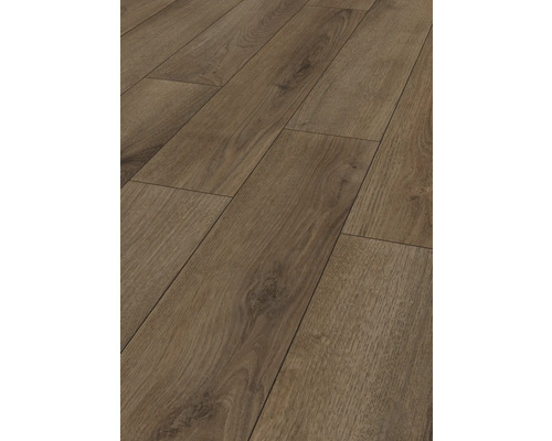 Verlegter Laminatboden imitiert Holzoptik.