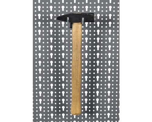 Hammer mit Holzgriff an Werkzeugwand