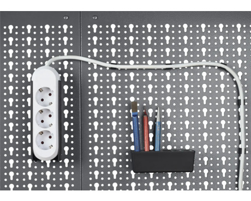 Werkzeugwand mit Steckdosenleiste und Werkzeugen in Halterung