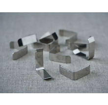 Mehrere Befestigungsclips aus Metall