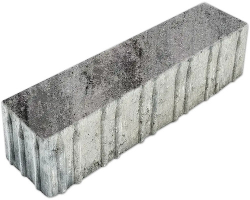 Grauer Pflasterstein mit geriffelten Kanten