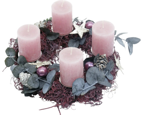 Adventskranz mit vier Kerzen, Dekoration und Tannenzapfen