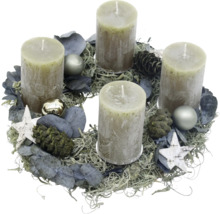Adventskranz mit vier Kerzen, Tannenzapfen, Sternen und Kugeln