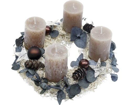 Adventskranz mit vier Kerzen, Tannenzapfen und Dekoration