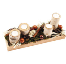 Weihnachtsdekoration mit Kerzenhaltern aus Birkenholz, Tannenzapfen, Zimtstangen und Kugeln in Holztablett
