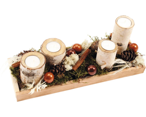 Weihnachtsdekoration mit Kerzenhaltern aus Birkenholz, Tannenzapfen, Zimtstangen und Kugeln in Holztablett