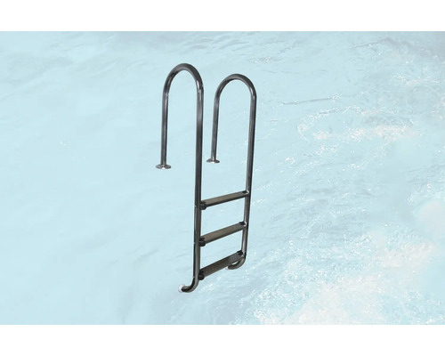 Schwimmbadleiter aus Edelstahl mit drei Stufen im Wasser