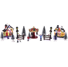 Weihnachtsdorf Szene mit Karussell, Häusern, Figuren und Bäumen