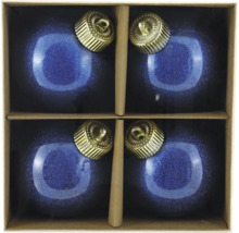 Vier blaue Weihnachtskugeln mit goldenen Aufhängern in einer Pappschachtel.