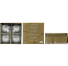 Vier silberne Christbaumkugeln in einer Verpackung