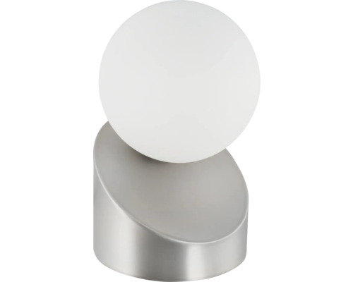 Tischleuchte mit runder, weißer Glaskugel auf einem silberfarbenen Metallsockel