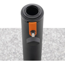 Aufgerollte Bodenmatte mit Befestigungsmechanismus