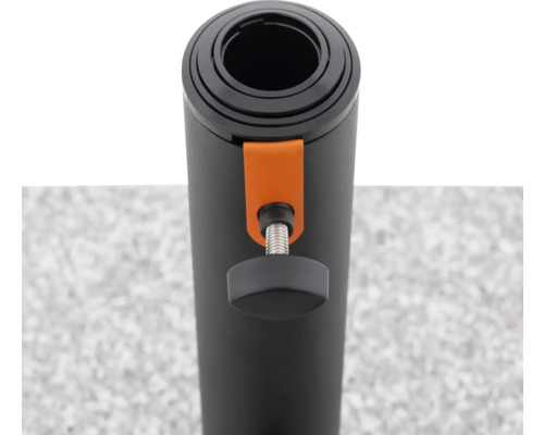 Aufgerollte Bodenmatte mit Befestigungsmechanismus