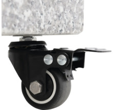 Detailansicht einer schwarzen Lenkrolle mit Feststellbremse an einem Möbelstück