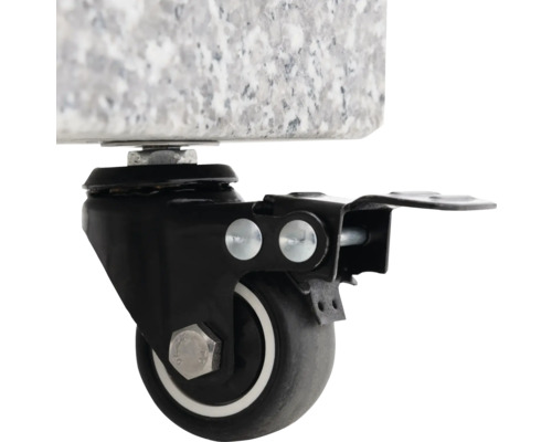 Detailansicht einer schwarzen Lenkrolle mit Feststellbremse an einem Möbelstück