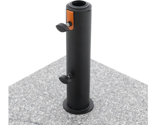 Schirmständer mit Feststellschrauben auf Steinplatte