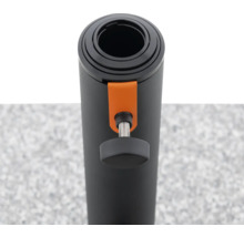 Aufgerollte, schwarze Poolabdeckung mit orangefarbener Halterung und Feststellschraube