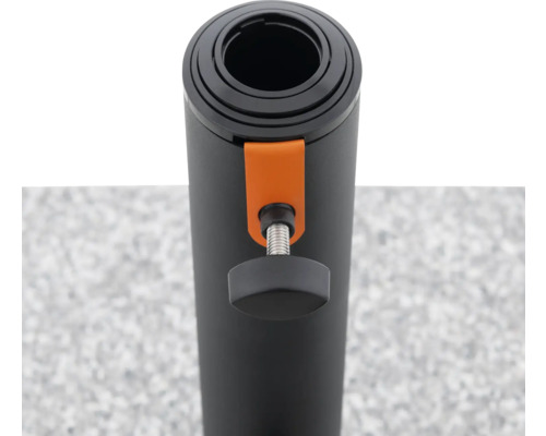 Aufgerollte, schwarze Poolabdeckung mit orangefarbener Halterung und Feststellschraube