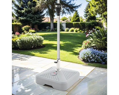 Quadratischer Sonnenschirmständer aus Kunststoff auf einer Gartenterrasse