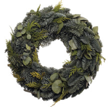 Dekorativer Tannenkranz mit Eukalyptus für weihnachtliche Dekoration