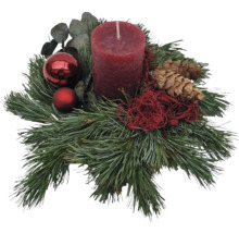 Adventskranz mit Kerze, Kugeln und Tannenzapfen