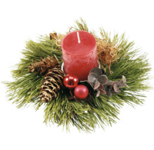 Weihnachtsdekoration mit Kerze, Tannenzweigen und Tannenzapfen