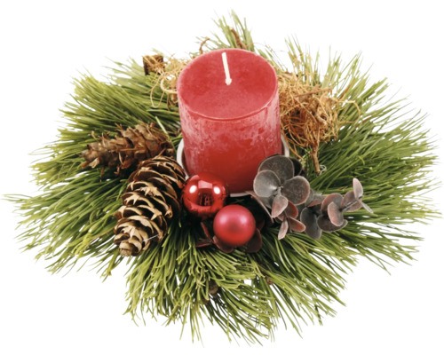 Weihnachtsdekoration mit Kerze, Tannenzweigen und Tannenzapfen