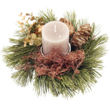 Dekoration mit Kerze, Tannengrün und Zapfen