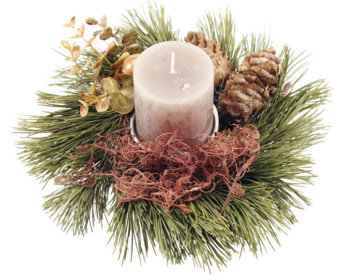 Dekoration mit Kerze, Tannengrün und Zapfen