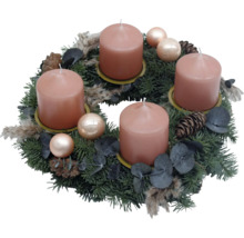 Adventskranz mit vier Kerzen, Tannenzweigen, Kugeln und Zapfen