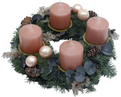 Adventskranz mit vier Kerzen, Tannenzweigen, Kugeln und Zapfen