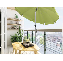 Balkon mit Tisch, Regal und Sonnenschirm für eine gemütliche Atmosphäre