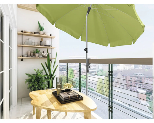 Balkon mit Tisch, Regal und Sonnenschirm für eine gemütliche Atmosphäre