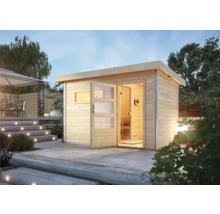 Außensauna aus Holz mit Glastür auf einer Terrasse