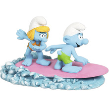 Schlumpfine und Schlumpf auf Surfbrettfigur