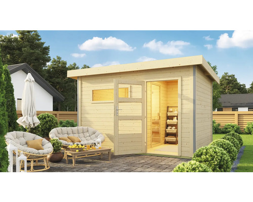 Saunahaus Karibu Topas 2 ohne Ofen mit Holztüre und Klarglas Holzgartenhaus mit geöffneter Tür, Sesseln und Tisch im Garten