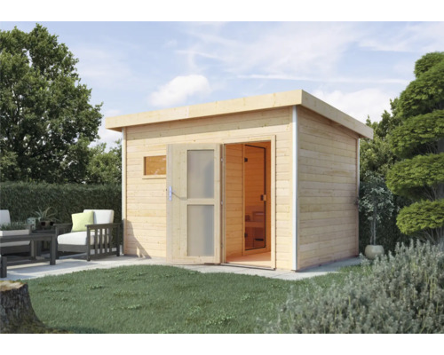 Saunahaus Karibu Topas 2 ohne Ofen mit Holztüre und Milchglas Garten Szene mit Holzsauna und Sitzgelegenheit