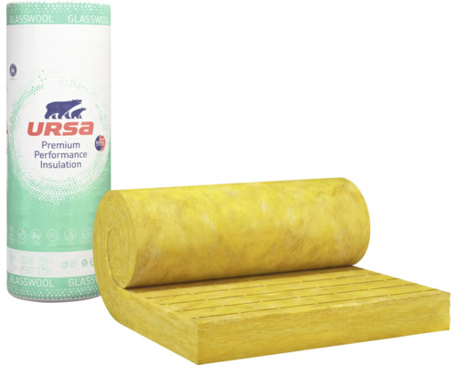 Glaswolle-Dämmstoffrolle neben einer Verpackung Ursa Logo