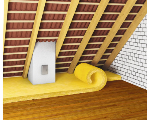 Dachboden mit Isolierung, Sparren und Ziegeln