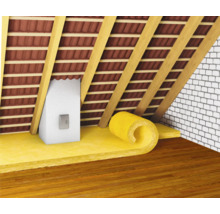 Dachboden mit Wärmedämmung zwischen den Sparren