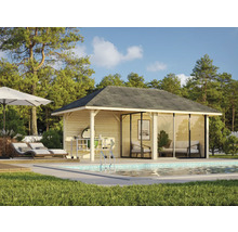Holzpoolhaus mit Grillplatz und Sitzbereich neben einem Pool