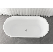 Freistehende ovale Badewanne auf grauem Fliesenboden unter einem weißen Vorhang