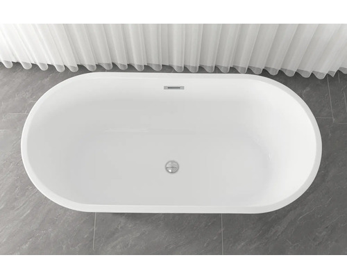 Freistehende ovale Badewanne auf grauem Fliesenboden unter einem weißen Vorhang