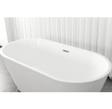 Freistehende Badewanne aus Sanitäracryl im Badezimmer